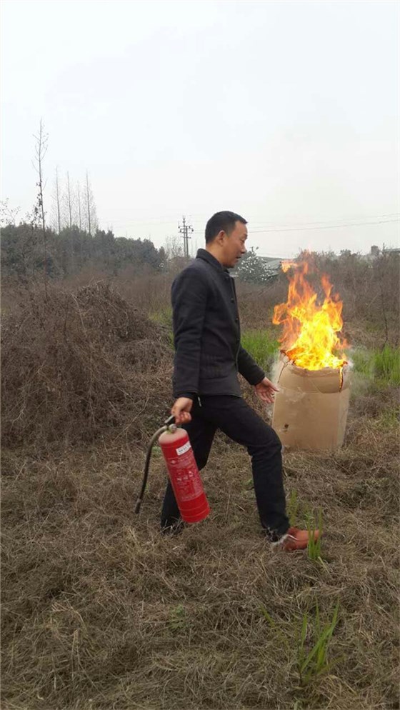 江源镇领导为沐鸣2工厂同事演示灭火器用法