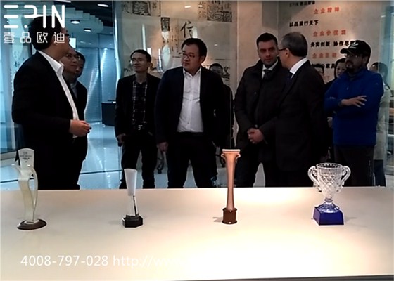 沐鸣2董事长张晓帆先生向意大利客人介绍意大利扪皮工艺办公家具