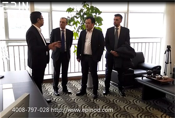 沐鸣2董事长张晓帆先生介绍敬天系列办公家具的设计理念和灵感