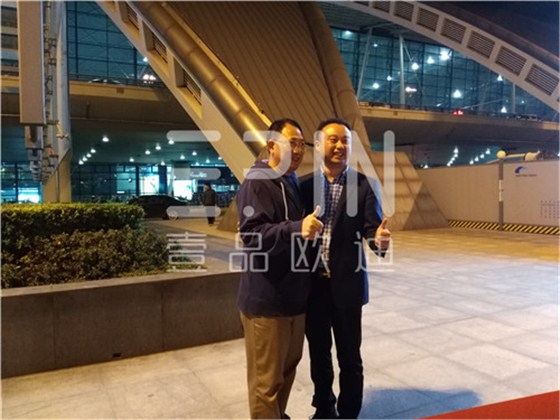 中央电视台财经评论员单仁博士来蓉,江苏牛商常委集体接机