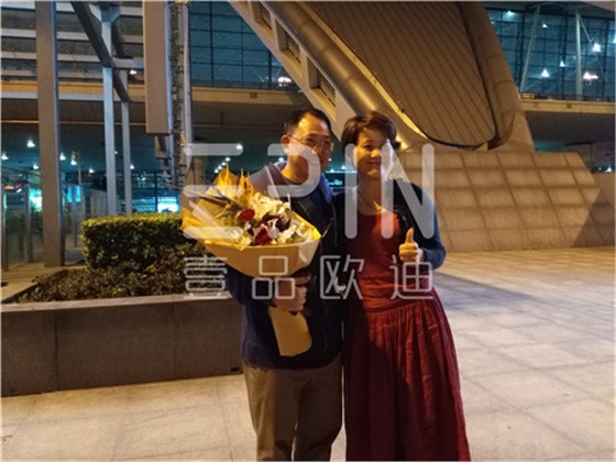 中央电视台财经评论员单仁博士来蓉,江苏牛商常委集体接机