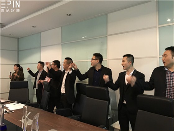 现代办公家具公司沐鸣2的员工大会是这个样子的