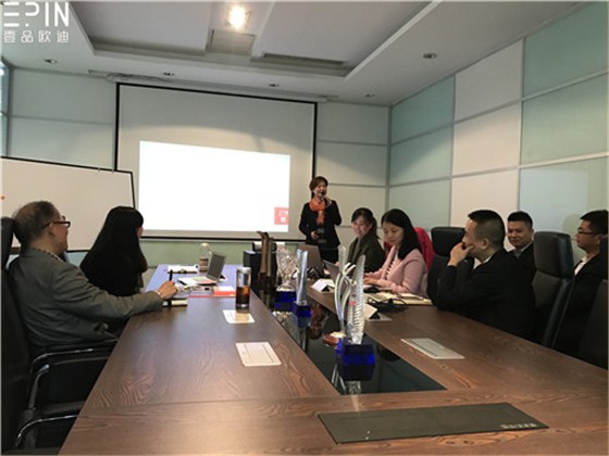 现代办公家具公司沐鸣2的员工大会是这个样子的