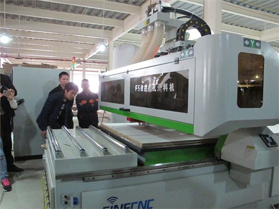 打孔开料机正在开料开料 打孔开料机正在开料开料