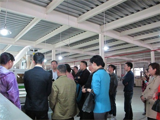 沐鸣2张晓帆董事长给大家介绍新设备