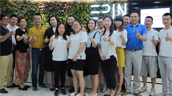 沐鸣2小伙伴与申总合影