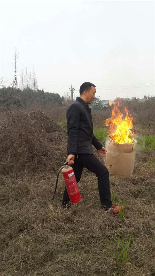 江源镇领导为沐鸣2工厂同事演示灭火器用法