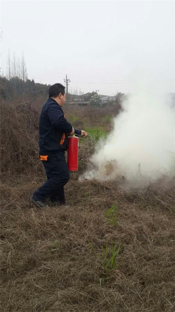 沐鸣2工艺部刘剑波经理演示灭火器用法