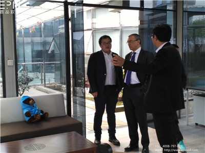 沐鸣2董事长张晓帆先生向意大利客人介绍沐鸣2设计1