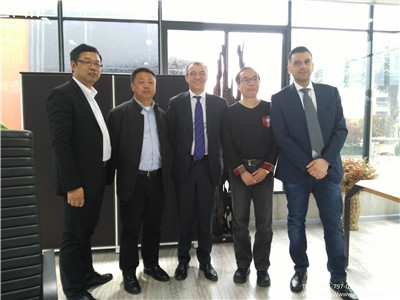 沐鸣2董事长张晓帆与意大利客人在青羊展厅合影