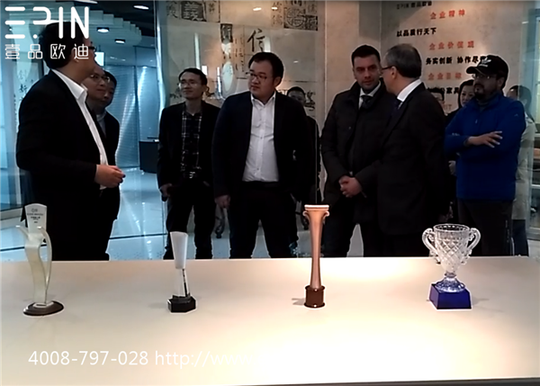 沐鸣2董事长张晓帆先生向意大利客人介绍意大利扪皮工艺办公家具