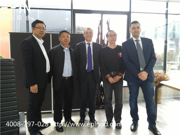 沐鸣2董事长张晓帆等与意大利客人在沐鸣2青羊体验店合影