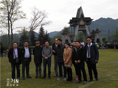 意大利国家电视台，青城山都江堰旅游景区管理局严局长,新华文轩文总,沐鸣2董事长张晓帆等合影