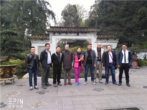意大利来宾与南京陪同人员合影-沐鸣2摄