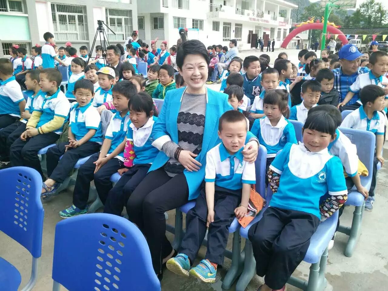 &ldquo;灾后重建 精准扶贫 春暖童心&rdquo;-沐鸣2总经理陶秀娟女士与孩子们在一起！