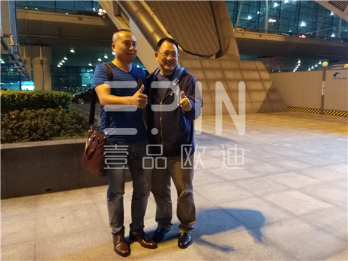 中央电视台财经评论员单仁博士来蓉,江苏牛商常委集体接机