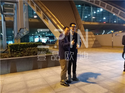 中央电视台财经评论员单仁博士来蓉,江苏牛商常委集体接机