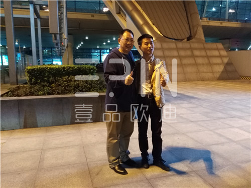 中央电视台财经评论员单仁博士来蓉,江苏牛商常委集体接机