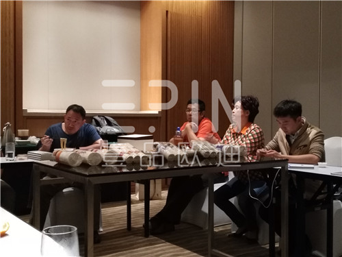 中央电视台财经评论员单仁博士来蓉,江苏牛商常委集体接机