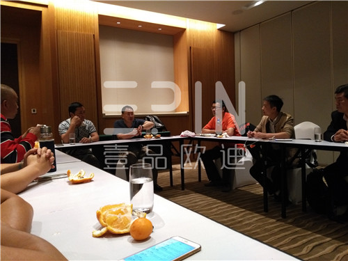 中央电视台财经评论员单仁博士来蓉,江苏牛商常委集体接机