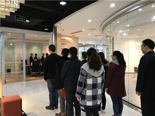 现代办公家具公司沐鸣2的员工大会是这个样子的