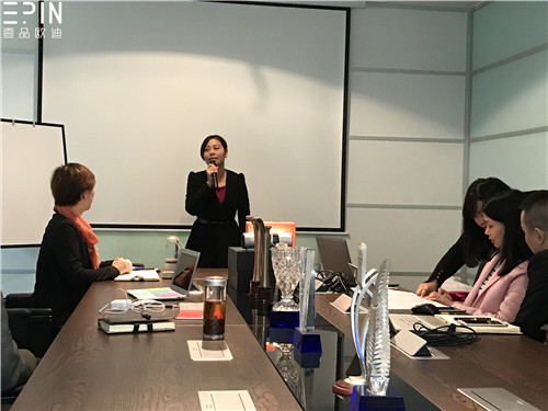 现代办公家具公司沐鸣2的员工大会是这个样子的