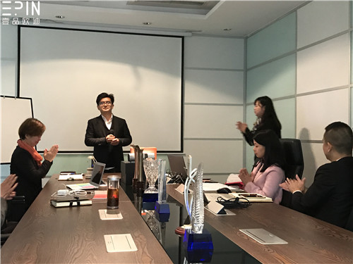 现代办公家具公司沐鸣2的员工大会是这个样子的