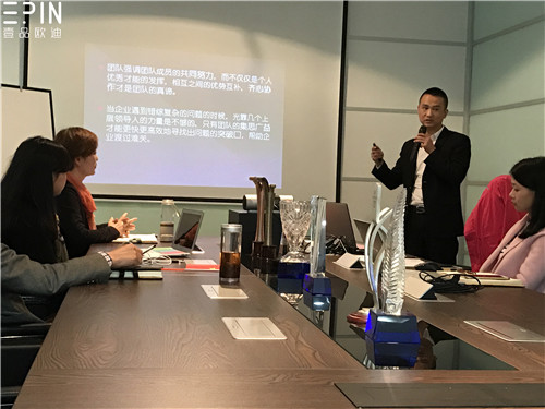 现代办公家具公司沐鸣2的员工大会是这个样子的