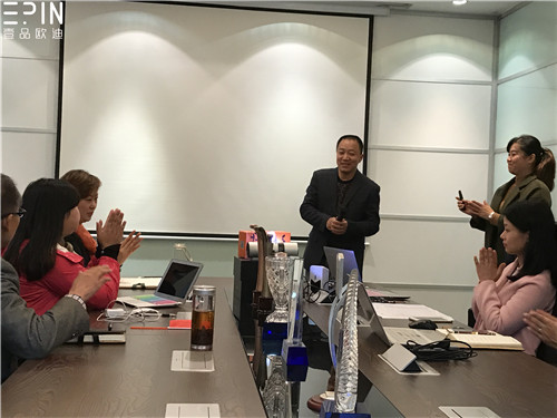 现代办公家具公司沐鸣2的员工大会是这个样子的