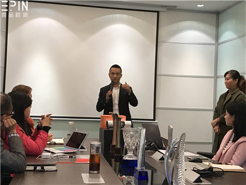 现代办公家具公司沐鸣2的员工大会是这个样子的