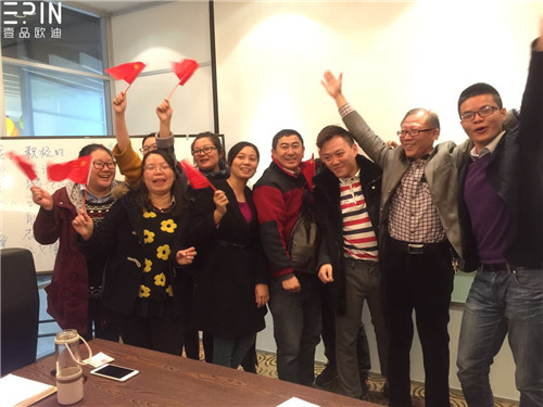 现代办公家具公司沐鸣2的员工大会是这个样子的