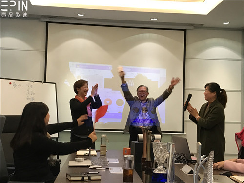 现代办公家具公司沐鸣2的员工大会是这个样子的