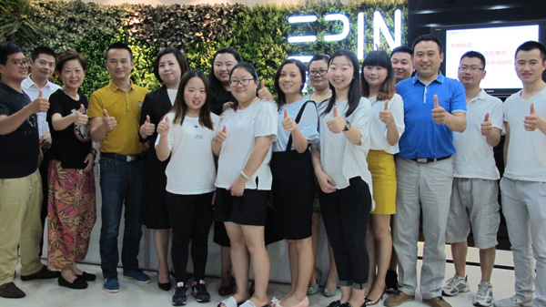 沐鸣2小伙伴与申总合影